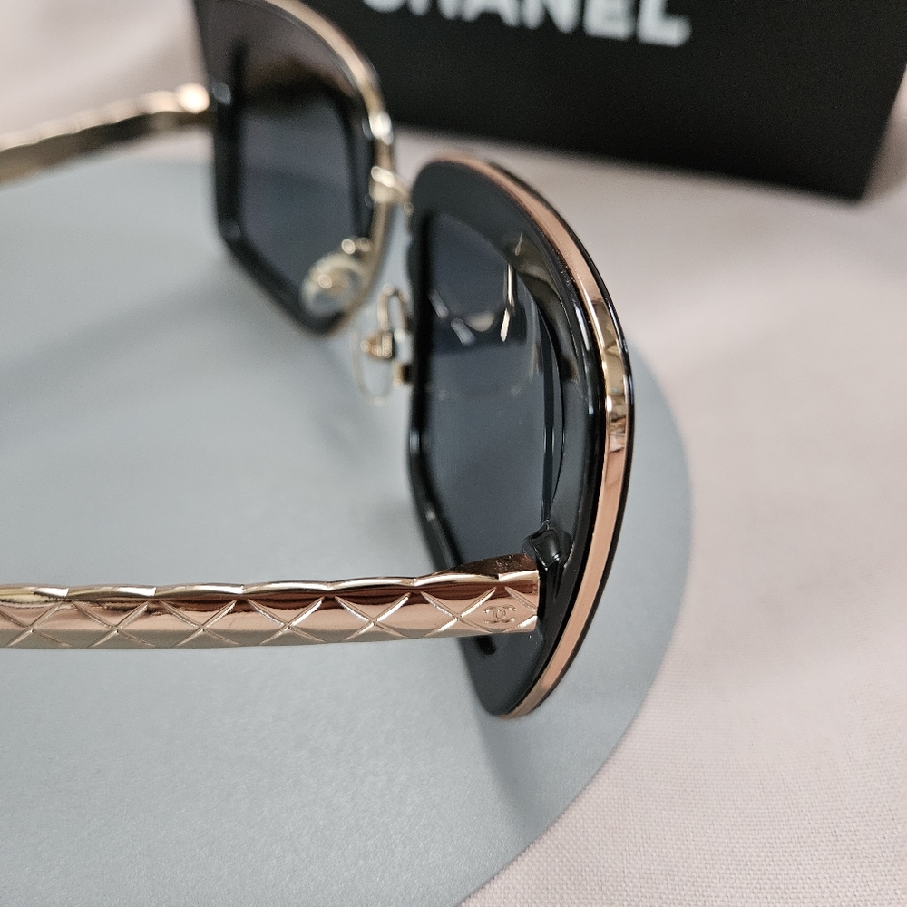 CHANEL  Sunnies 👀 Mirrored Rose Gold Lenses With Black Frames - Picture 4 of 9